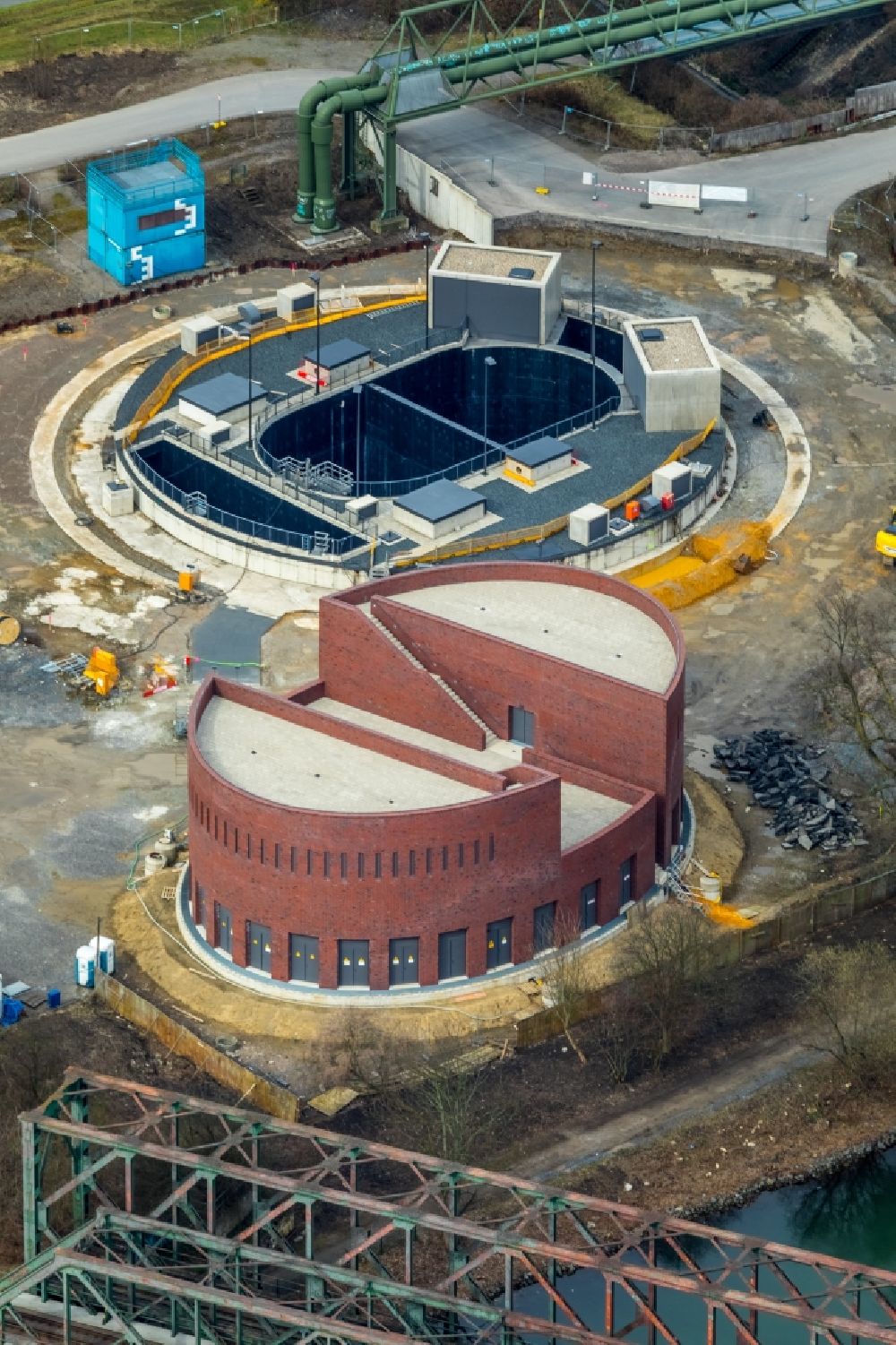 Gelsenkirchen from above - Construction site to build a new pumping station at the sewer at the Emscher in Gelsenkirchen in the state of North Rhine-Westphalia