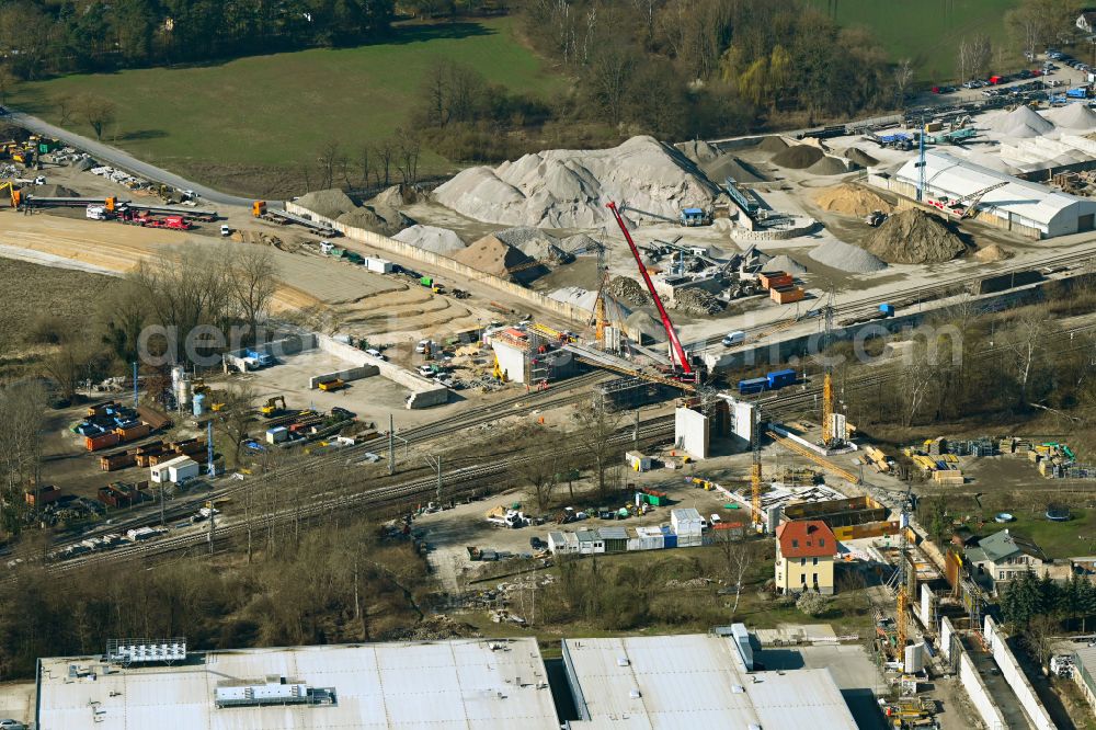 Zossen from the bird's eye view: Construction site for the new construction and assembly of the railway bridge structure for the route of the railway tracks and tunnel construction. New passenger tunnel to the train station on Stubenrauchstrasse in Zossen in the state Brandenburg, Germany
