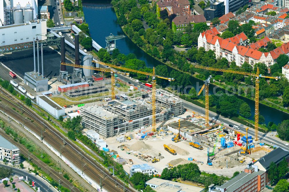 Aerial photograph Berlin - New building construction site Gewerbecampus Berlin Decks on street Friedrich-Krause-Ufer in the district Moabit in Berlin, Germany