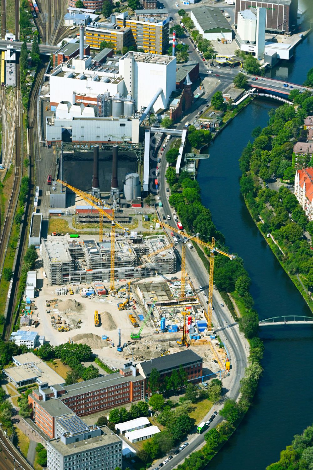 Aerial image Berlin - New construction site of the commercial campus Berlin Decks on the street Friedrich-Krause-Ufer with a view of the Moabit power plant in the Moabit district in Berlin, Germany