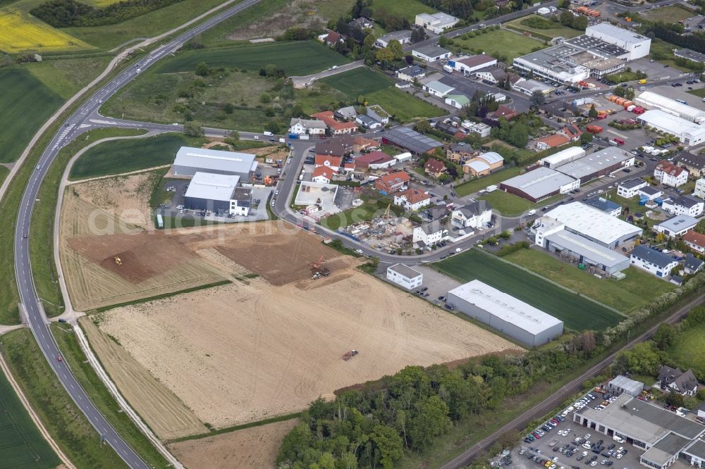 Aerial photograph Nidderau - New building construction site in the industrial park Am Lindenbaeumchen between Philipp-Reis-Strasse and Siemensstrasse in the district Heldenbergen in Nidderau in the state Hesse, Germany