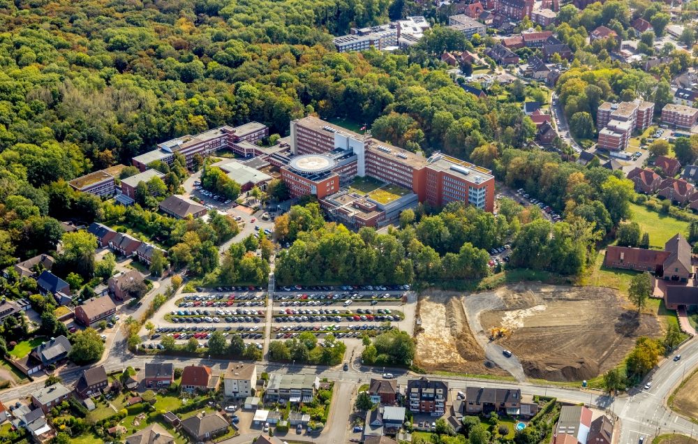 Aerial photograph Hamm - New construction site of the parking lot at the St. Barbara Klinik Hamm-Heessen GmbH Department of Urology in the course of the project wir werden EINS in Hamm in the Federal State of North Rhine-Westphalia, Germany