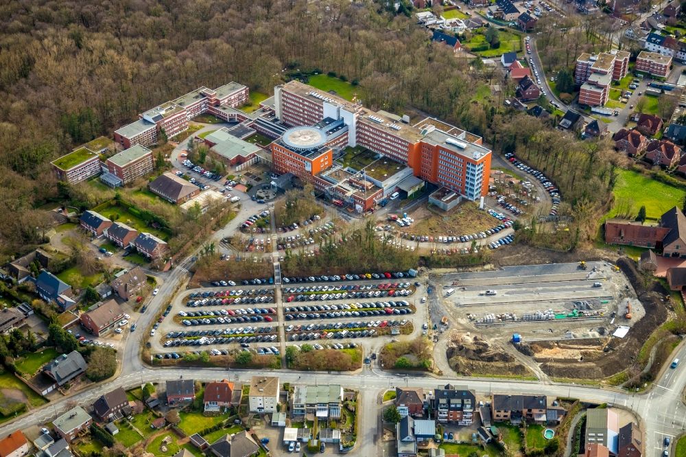 Hamm from the bird's eye view: New construction site of the parking lot at the St. Barbara Klinik Hamm-Heessen GmbH Department of Urology in the course of the project wir werden EINS in Hamm in the Federal State of North Rhine-Westphalia, Germany