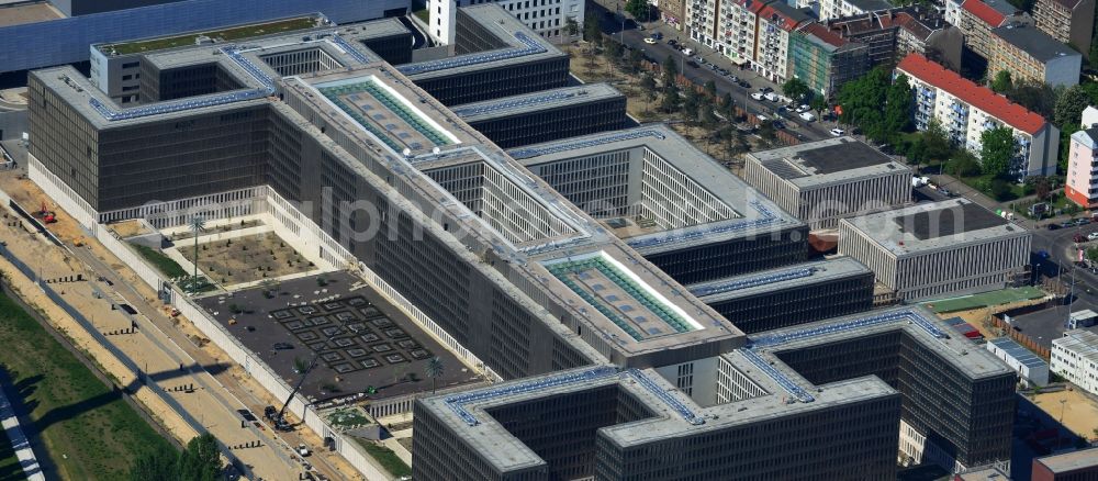 Aerial image Berlin - View of the construction site to the new BND headquarters at Chausseestrass in the district Mitte. The Federal Intelligence Service (BND) builds on a 10 acre site for about 4,000 employees. It is built according to plans by the Berlin architects offices Kleihues + Kleihues