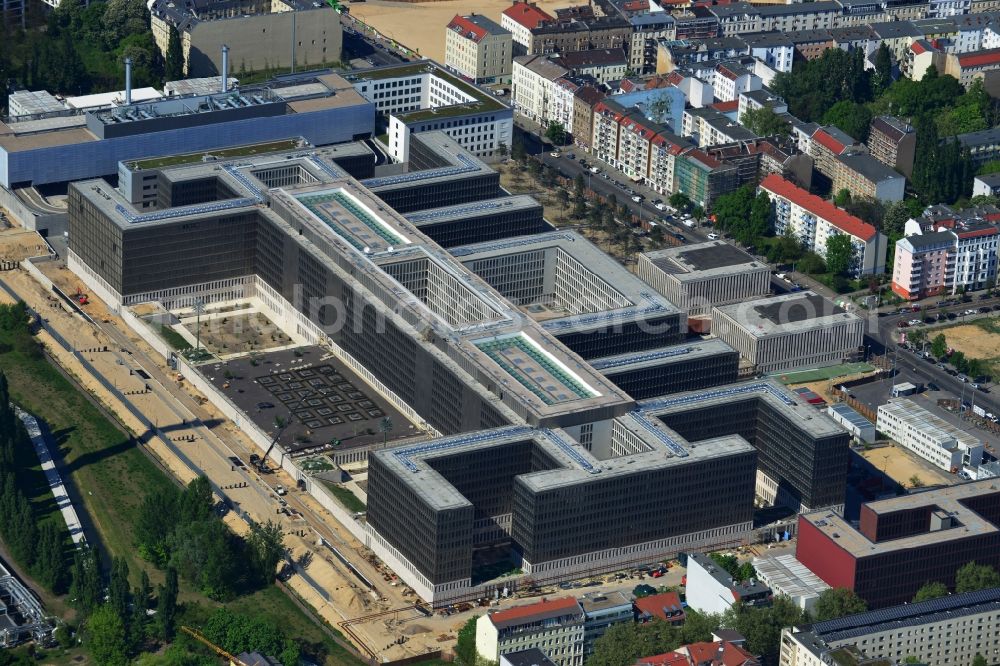 Aerial photograph Berlin - View of the construction site to the new BND headquarters at Chausseestrass in the district Mitte. The Federal Intelligence Service (BND) builds on a 10 acre site for about 4,000 employees. It is built according to plans by the Berlin architects offices Kleihues + Kleihues