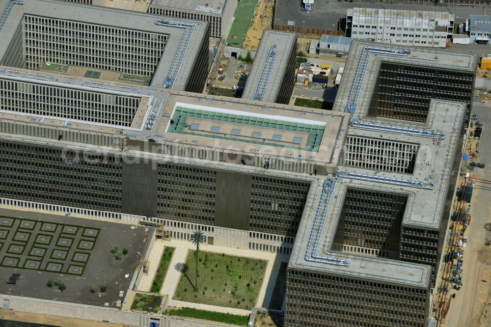 Aerial photograph Berlin - View of the construction site to the new BND headquarters at Chausseestrass in the district Mitte. The Federal Intelligence Service (BND) builds on a 10 acre site for about 4,000 employees. It is built according to plans by the Berlin architects offices Kleihues Kleihues