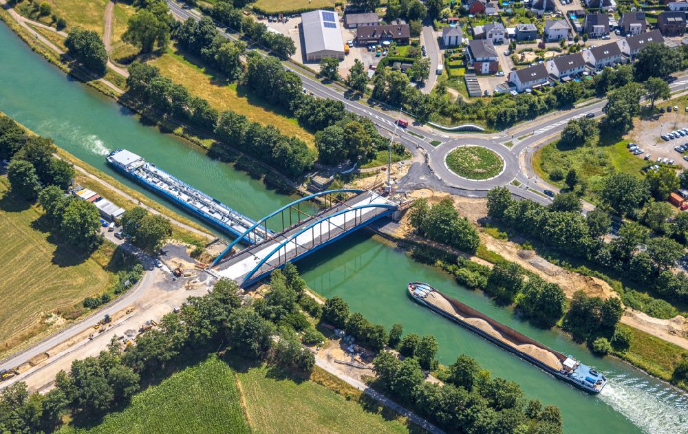 Aerial photograph Hünxe - Construction of a road bridge construction along the Dinslakener Strasse above the Wesel-Datteln-Kanal in Huenxe in the state North Rhine-Westphalia, Germany
