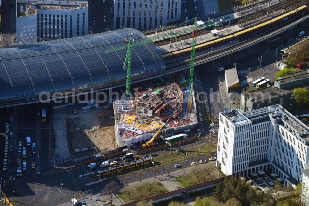Berlin from the bird's eye view: Construction site to build a new office and commercial building and Hotel EDGE Grand Central Berlin on Clara-Jaschke-Strasse corner Invalidenstrasse in the district Moabit in Berlin, Germany