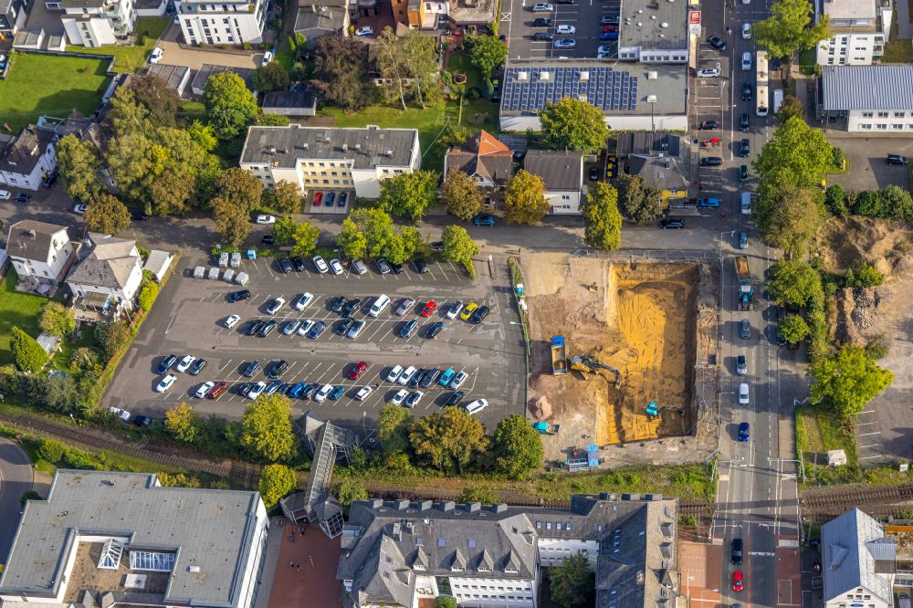 Kreuztal from the bird's eye view: Construction site to build a new office and commercial building Kreishandwerkerschaft, Jobcenter and Sozialamt on street Siegener Strasse in Kreuztal at Siegerland in the state North Rhine-Westphalia, Germany