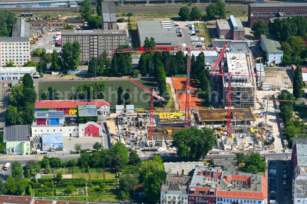 Aerial image Berlin - Construction site to build a new office and commercial building PANDION OFFICEHOME Ostkreuz Campus A on street Boedikerstrasse in the district Friedrichshain in Berlin, Germany