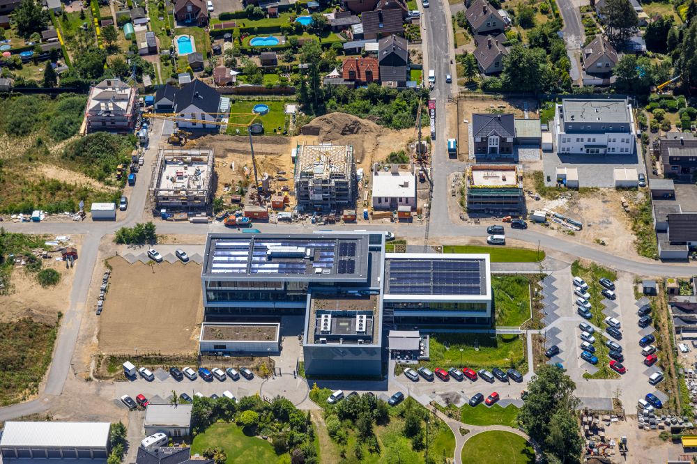 Aerial photograph Voerde (Niederrhein) - Construction site to build a new office and commercial building Volksbank Rhein-Lippe in the district Friedrichsfeld in Voerde at Ruhrgebiet in the state North Rhine-Westphalia, Germany