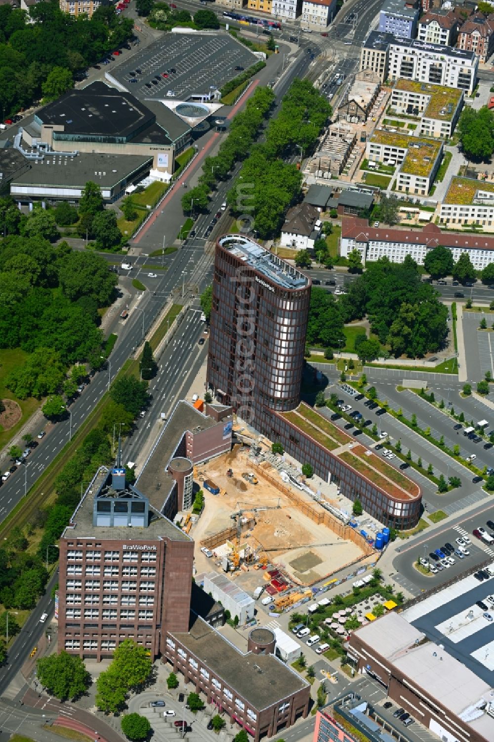 Braunschweig from the bird's eye view: Construction site of new Building on the skyscraper at BRAWOPARK of the Volksbank in Braunschweig in the state Lower Saxony