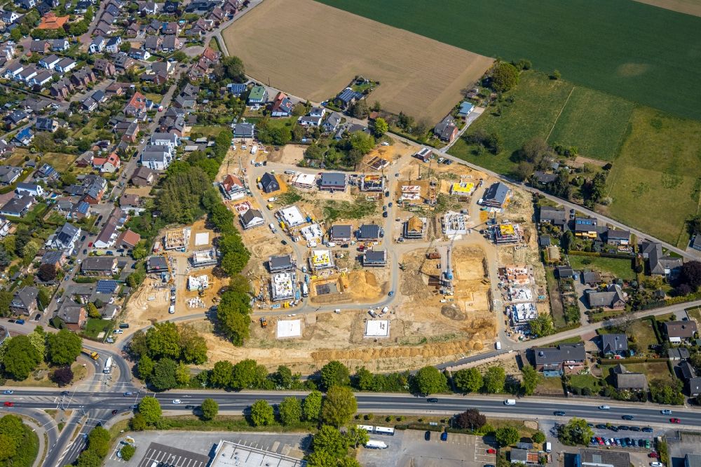 Wesel from the bird's eye view: Construction sites for the new residential area of a??a??a single-family and multi-family housing development Am Schwan on the street Hoher Weg - Am Schwan in Wesel in the state North Rhine-Westphalia, Germany