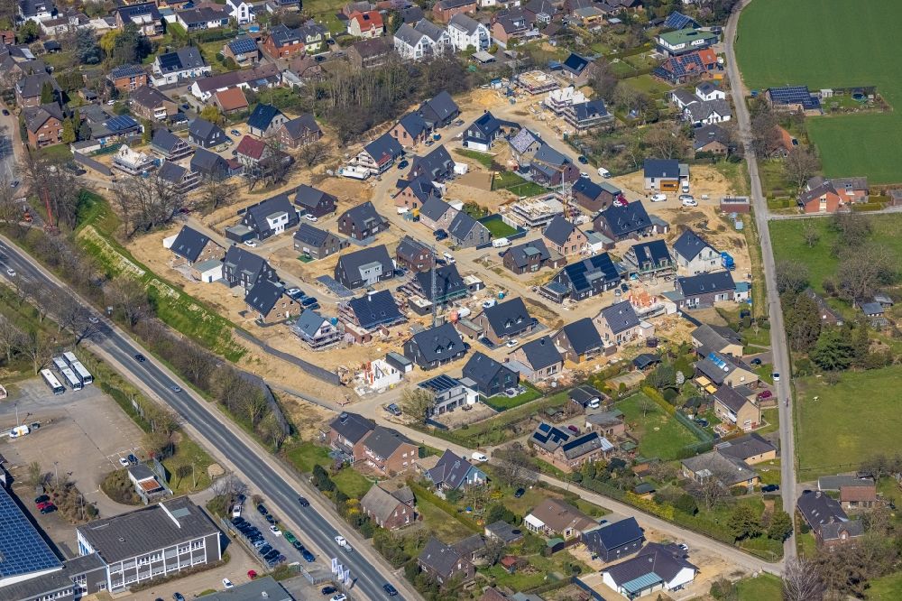 Wesel from above - Construction sites for the new residential area of a??a??a single-family and multi-family housing development Am Schwan on the street Hoher Weg - Am Schwan in Wesel at Ruhrgebiet in the state North Rhine-Westphalia, Germany