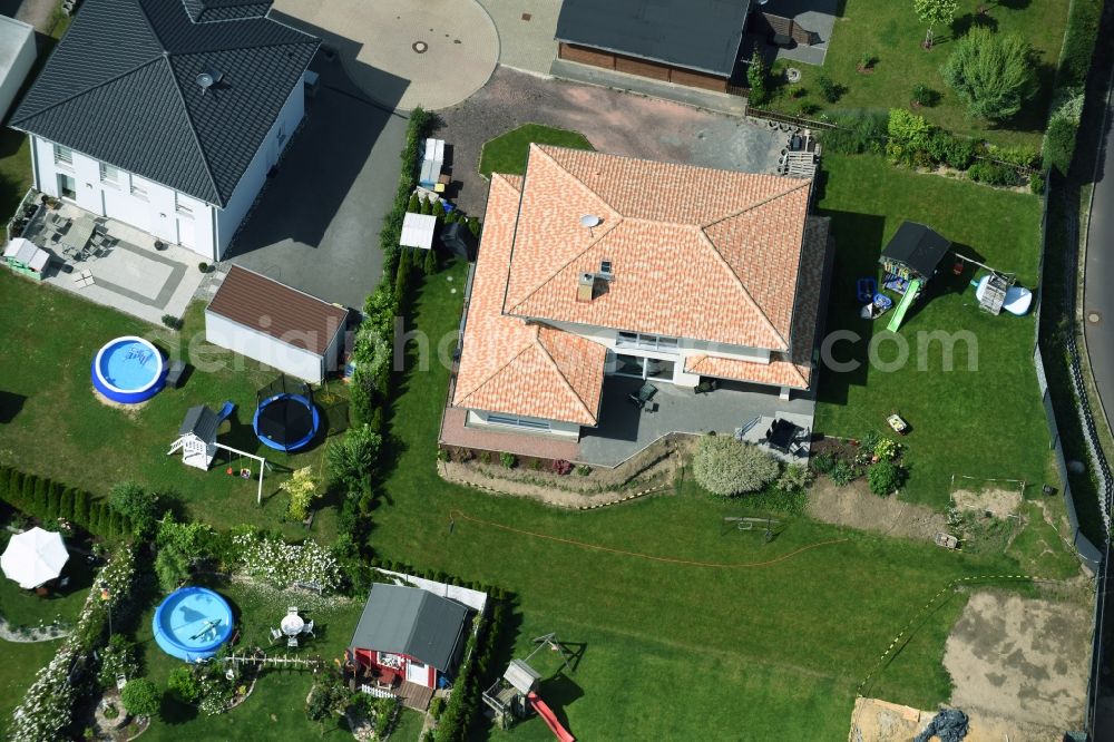Magdeburg from the bird's eye view: New built single family house settlement Am Birnengarten in the district Ottersleben in Magdeburg in the federal state Saxony-Anhalt. Responsible for the developement is the MAWOG Grundstuecks GmbH