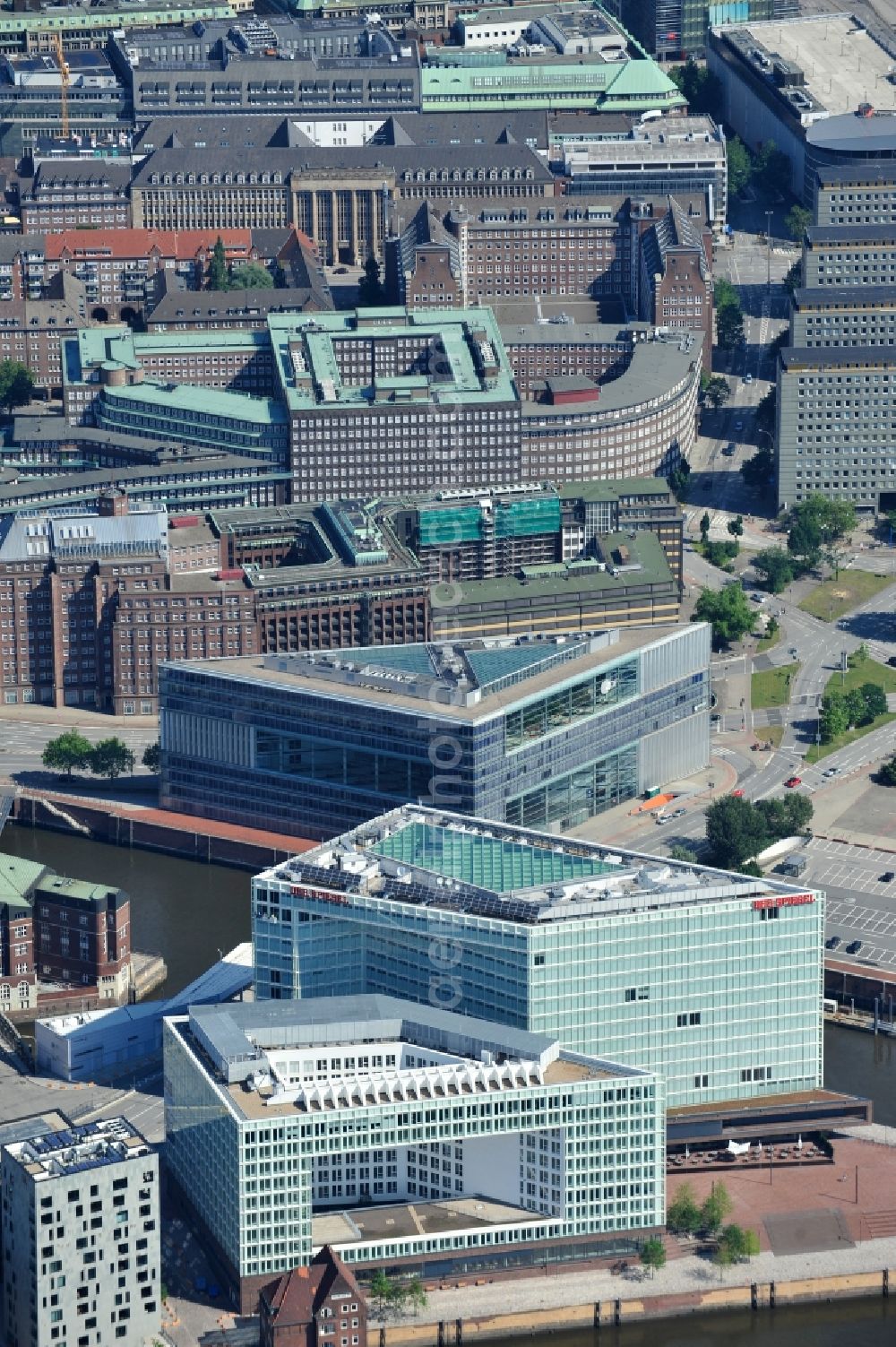 Hamburg from the bird's eye view: View of the construction site of the Ericus-Contor (front) and the new headquarters of the Spiegel Group in HafenCity