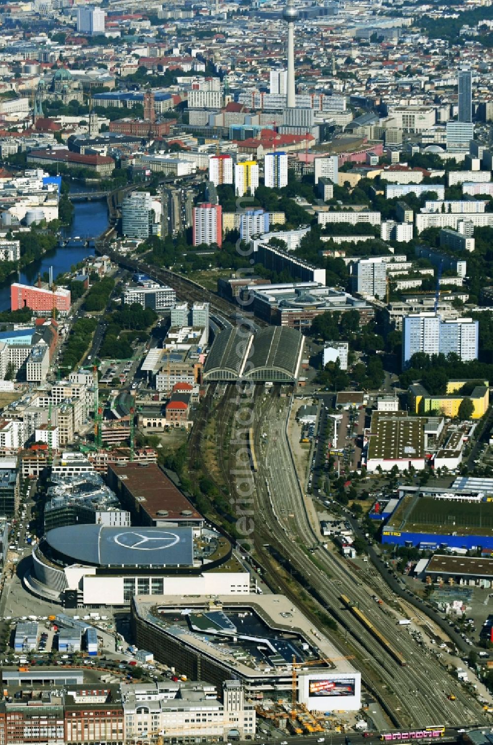 Aerial image Berlin - New construction of the building complex of the shopping center East Side Mall on Tamara-Danz-Strasse on Anschutz - Areal in the district Bezirk Friedrichshain in Berlin, Germany