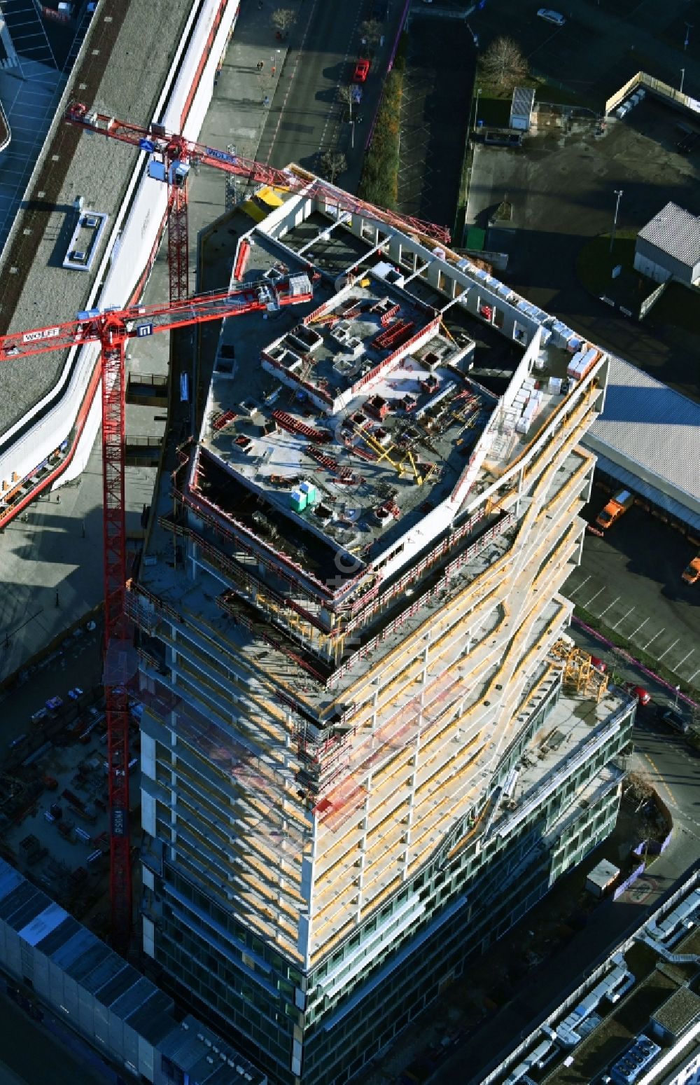 Aerial image Berlin - New construction high-rise construction site the hotel complex Stream Tower in the district Friedrichshain in Berlin, Germany