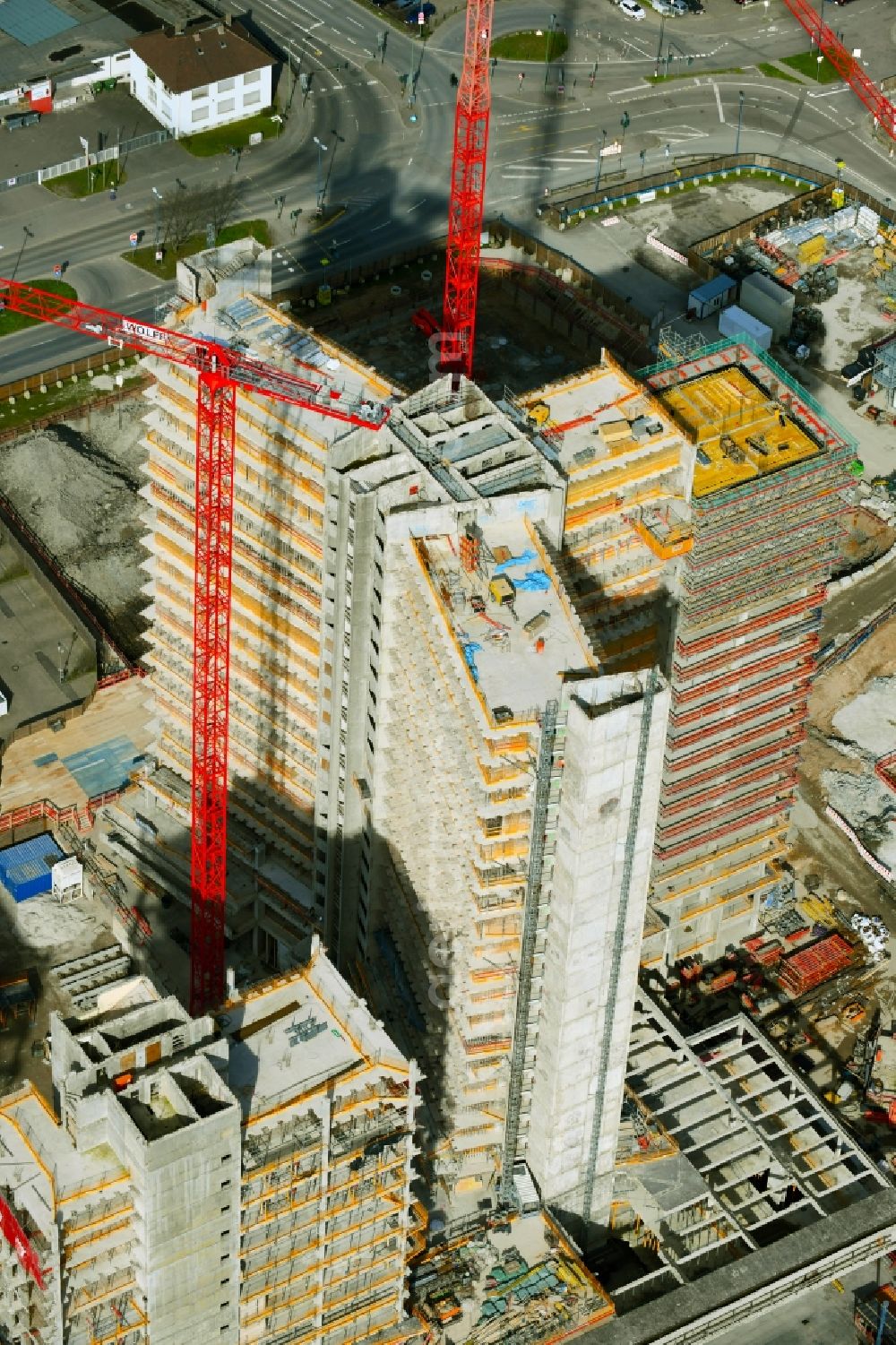 Aerial photograph Offenbach am Main - Construction site for new high-rise building complex Stadtquartier Vitopia Kampus Kaiserlei in Offenbach am Main in the state Hesse, Germany