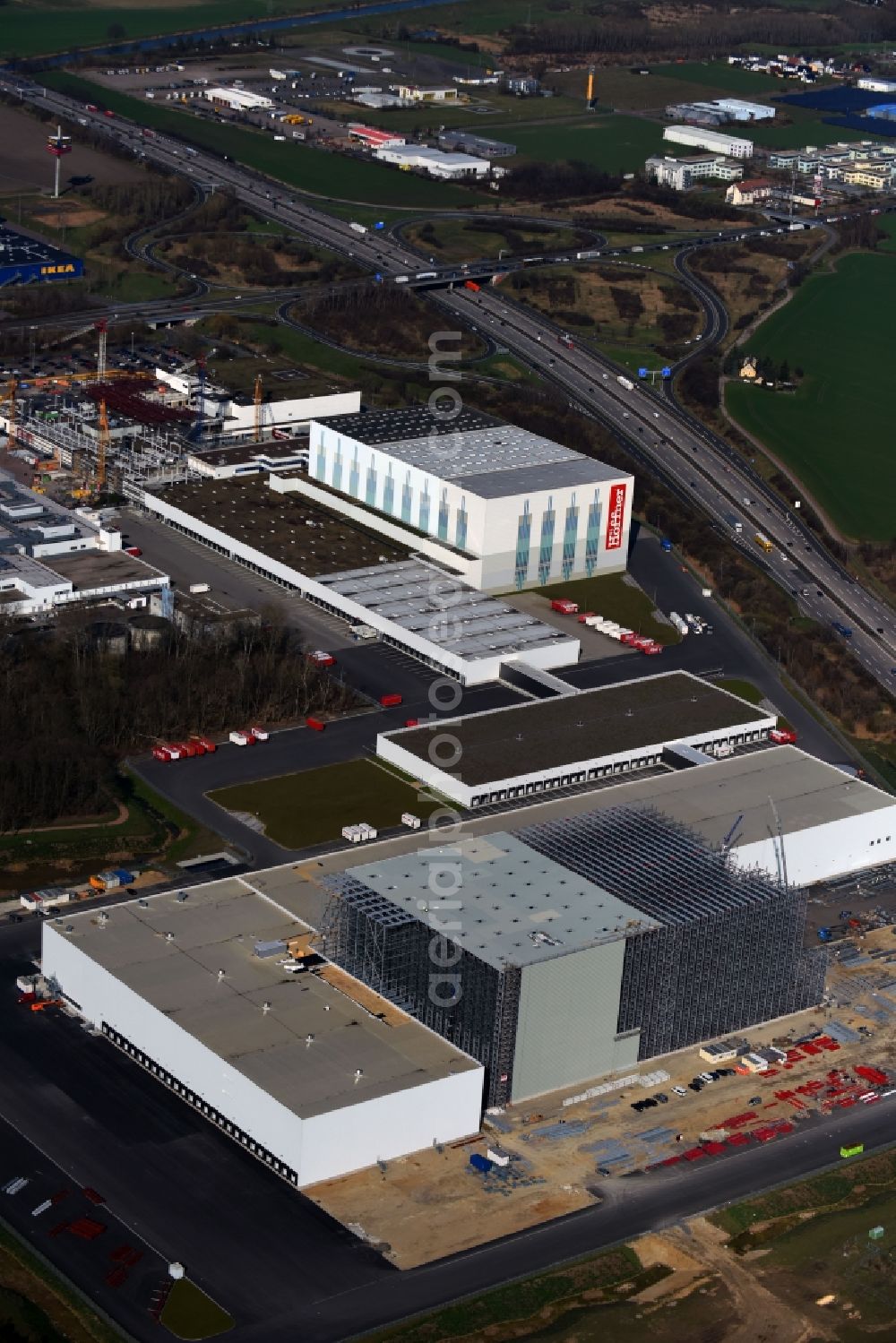 Aerial photograph Günthersdorf - Construction site and assembly work for the construction of a high-bay warehouse building complex and logistics center on the premises of Hoeffner Moebelgesellschaft GmbH & Co.KG in Guenthersdorf in the state Saxony-Anhalt