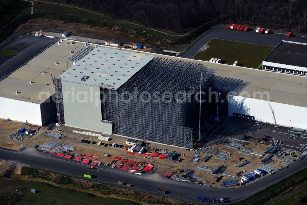 Günthersdorf from the bird's eye view: Construction site and assembly work for the construction of a high-bay warehouse building complex and logistics center on the premises of Hoeffner Moebelgesellschaft GmbH & Co.KG in Guenthersdorf in the state Saxony-Anhalt