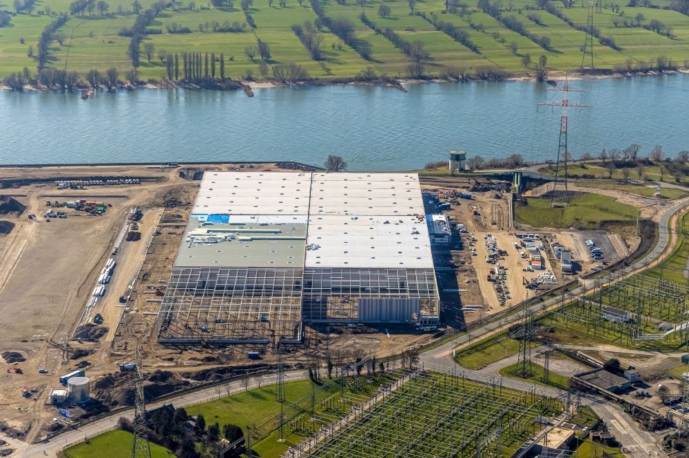 Aerial photograph Duisburg - Construction site and assembly work for the construction of a high-bay warehouse building complex and logistics center on the premises of logport VI on Rheinstrasse - Faehrstrasse in Duisburg at Ruhrgebiet in the state North Rhine-Westphalia, Germany