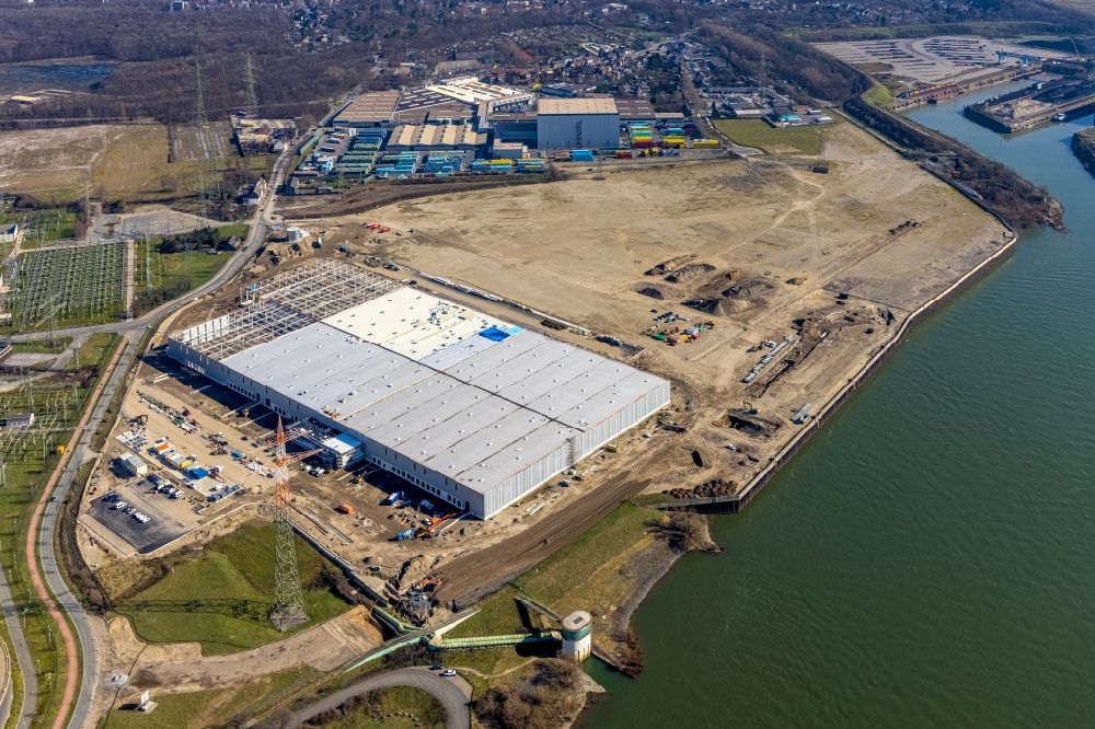 Duisburg from the bird's eye view: Construction site and assembly work for the construction of a high-bay warehouse building complex and logistics center on the premises of logport VI on Rheinstrasse - Faehrstrasse in Duisburg at Ruhrgebiet in the state North Rhine-Westphalia, Germany