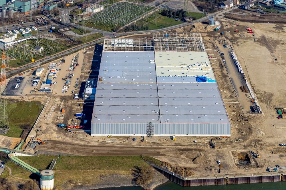 Aerial image Duisburg - Construction site and assembly work for the construction of a high-bay warehouse building complex and logistics center on the premises of logport VI on Rheinstrasse - Faehrstrasse in Duisburg at Ruhrgebiet in the state North Rhine-Westphalia, Germany