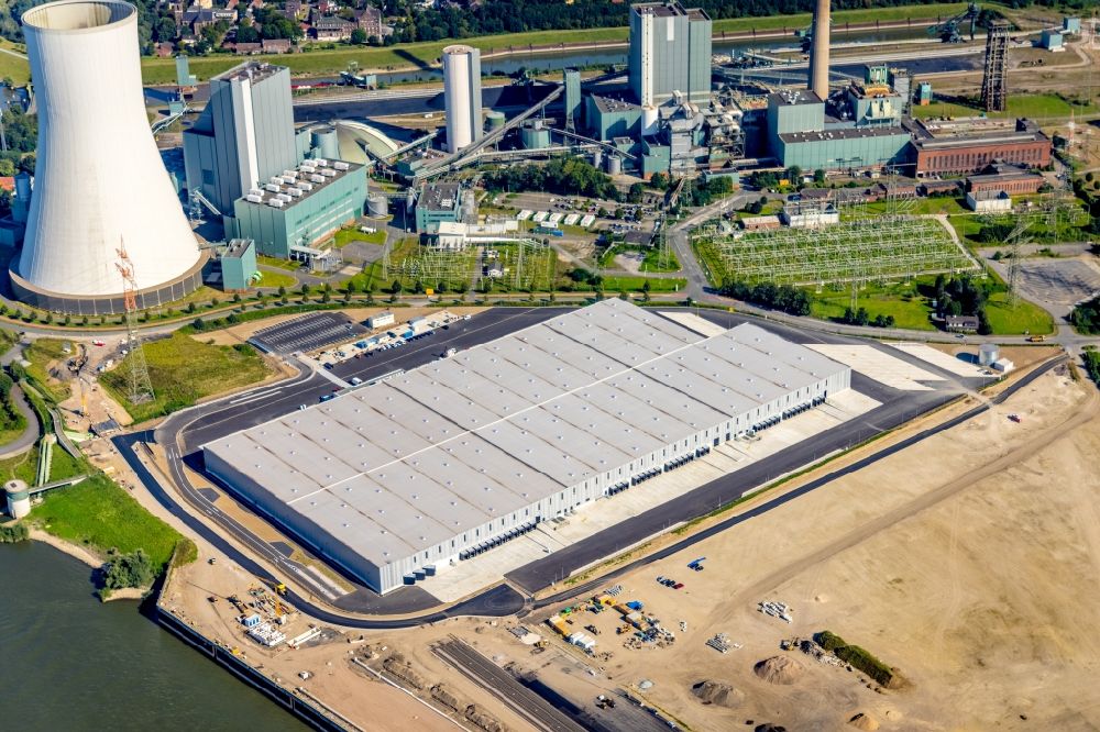 Aerial photograph Duisburg - Construction site and assembly work for the construction of a high-bay warehouse building complex and logistics center on the premises of logport VI on Rheinstrasse - Faehrstrasse in Duisburg at Ruhrgebiet in the state North Rhine-Westphalia, Germany