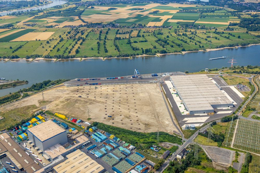 Aerial image Duisburg - Construction site and assembly work for the construction of a high-bay warehouse building complex and logistics center on the premises of logport VI on Rheinstrasse - Faehrstrasse in the district Walsum in Duisburg at Ruhrgebiet in the state North Rhine-Westphalia, Germany