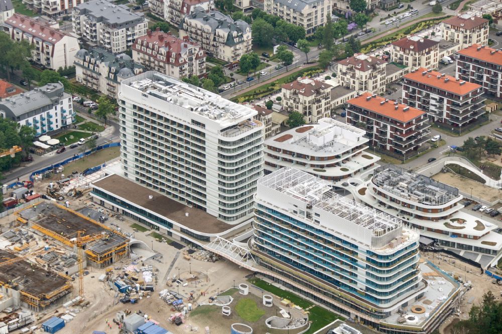 Swinemünde from above - Construction site high-rise building of the hotel complex Radisson Blu Resort and holiday apartment complex Baltic Park Fort by Zdrojowa in Swinoujscie in Zachodniopomorskie, Poland