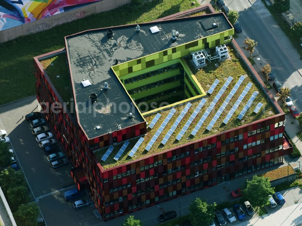 Aerial photograph Leipzig - New laboratory and office building Bio Cube in Leipzig in the state of Saxony. The distinct red building is located on Perlickstrasse next to the Old Messe Leipzig. It belongs to the complex of Bio City Leipzig and includes laboratories and offices