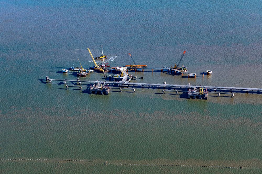 Wilhelmshaven from the bird's eye view: Construction site of water bridge with line systems of the LNG natural gas and liquid gas terminal and unloading quay at the North Sea in Wilhelmshaven in the state Lower Saxony, Germany