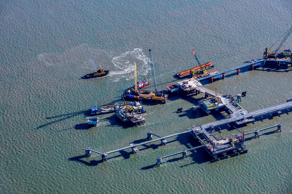 Aerial photograph Wilhelmshaven - Construction site of water bridge with line systems of the LNG natural gas and liquid gas terminal and unloading quay at the North Sea in Wilhelmshaven in the state Lower Saxony, Germany