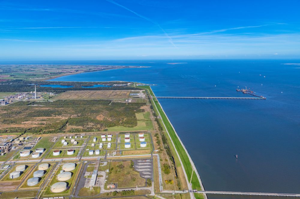 Aerial photograph Wilhelmshaven - Construction site of water bridge with line systems of the LNG natural gas and liquid gas terminal and unloading quay at the North Sea in Wilhelmshaven in the state Lower Saxony, Germany