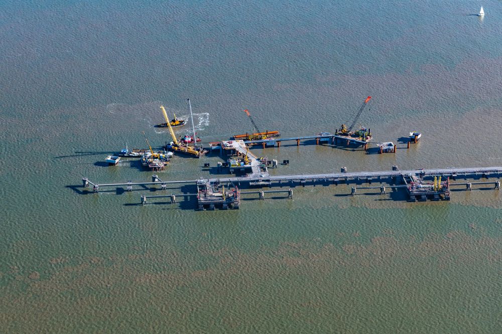 Aerial image Wilhelmshaven - Construction site of water bridge with line systems of the LNG natural gas and liquid gas terminal and unloading quay at the North Sea in Wilhelmshaven in the state Lower Saxony, Germany