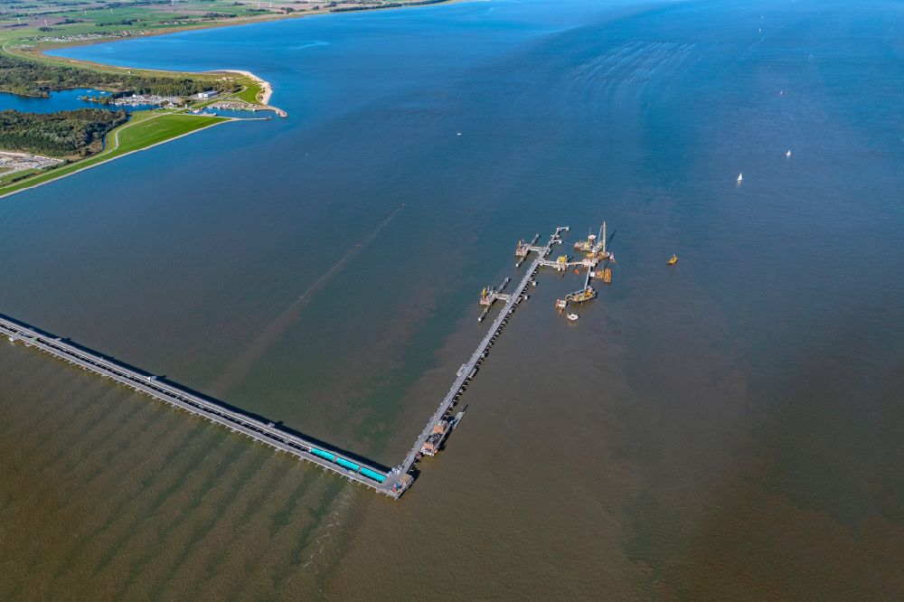 Wilhelmshaven from above - Construction site of water bridge with line systems of the LNG natural gas and liquid gas terminal and unloading quay at the North Sea in Wilhelmshaven in the state Lower Saxony, Germany