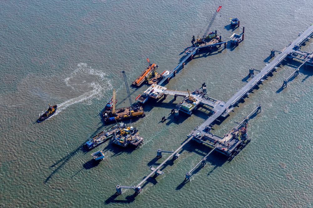 Wilhelmshaven from above - Construction site of water bridge with line systems of the LNG natural gas and liquid gas terminal and unloading quay at the North Sea in Wilhelmshaven in the state Lower Saxony, Germany