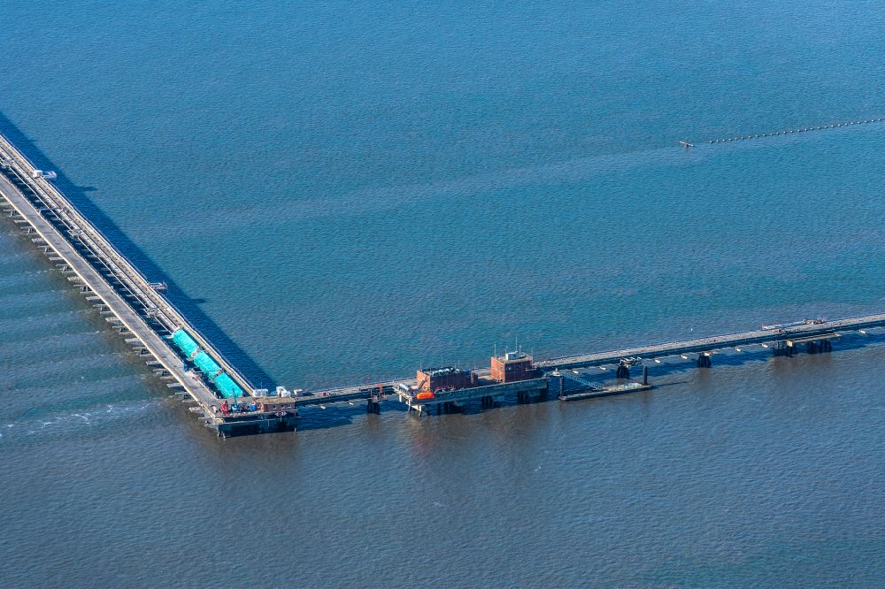 Wilhelmshaven from the bird's eye view: Construction site of water bridge with line systems of the LNG natural gas and liquid gas terminal and unloading quay at the North Sea in Wilhelmshaven in the state Lower Saxony, Germany