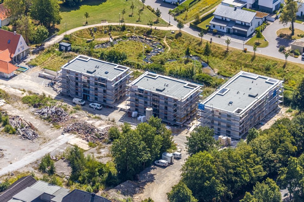 Aerial photograph Soest - Construction site for the construction of a multi-family residential complex Wohnkarree Altes Freibad for condominiums on Feldmuehlenweg in Soest in the state North Rhine-Westphalia, Germany