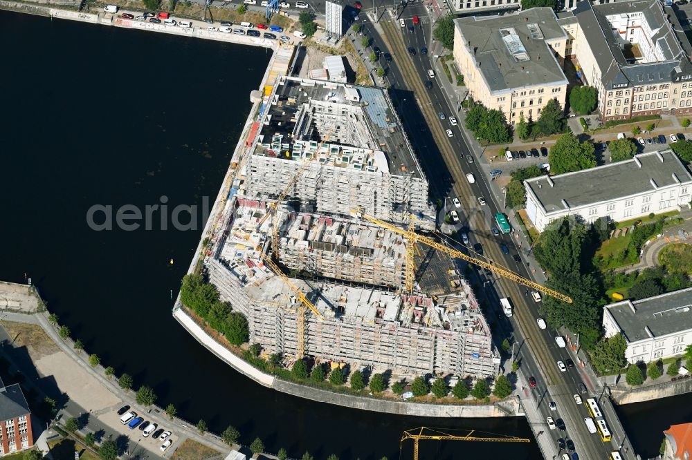 Berlin from the bird's eye view: Construction site to build a new multi-family residential complex on Invalidenstrasse on Humboldthafen in the district Moabit in Berlin, Germany