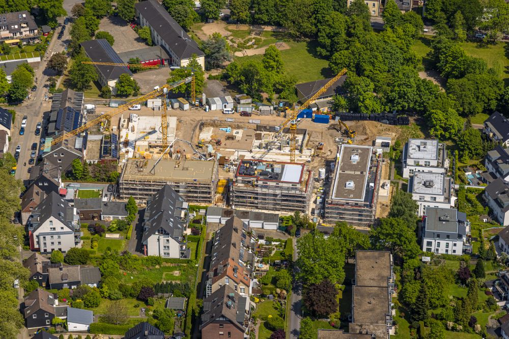 Heisingen from the bird's eye view: Construction site to build a new multi-family residential complex and Kindertagesstaette on street Zoelestinstrasse in Heisingen at Ruhrgebiet in the state North Rhine-Westphalia, Germany