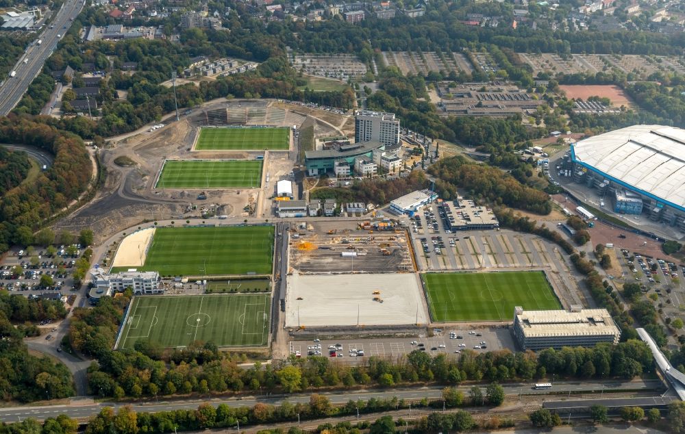 Aerial photograph Gelsenkirchen - Construction of new Ensemble of sports grounds of FC Gelsenkirchen-Schalke 04 e.V. between the Ernst-Kuzorra-Weg and of the Parkallee in the district Gelsenkirchen-Ost in Gelsenkirchen in the state North Rhine-Westphalia, Germany. With a view of the building complex of the Hotel Courtyard Gelsenkirchen 