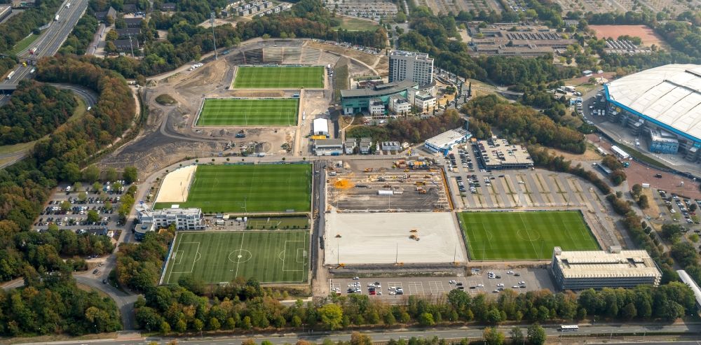 Gelsenkirchen from above - Construction of new Ensemble of sports grounds of FC Gelsenkirchen-Schalke 04 e.V. between the Ernst-Kuzorra-Weg and of the Parkallee in the district Gelsenkirchen-Ost in Gelsenkirchen in the state North Rhine-Westphalia, Germany. With a view of the building complex of the Hotel Courtyard Gelsenkirchen 