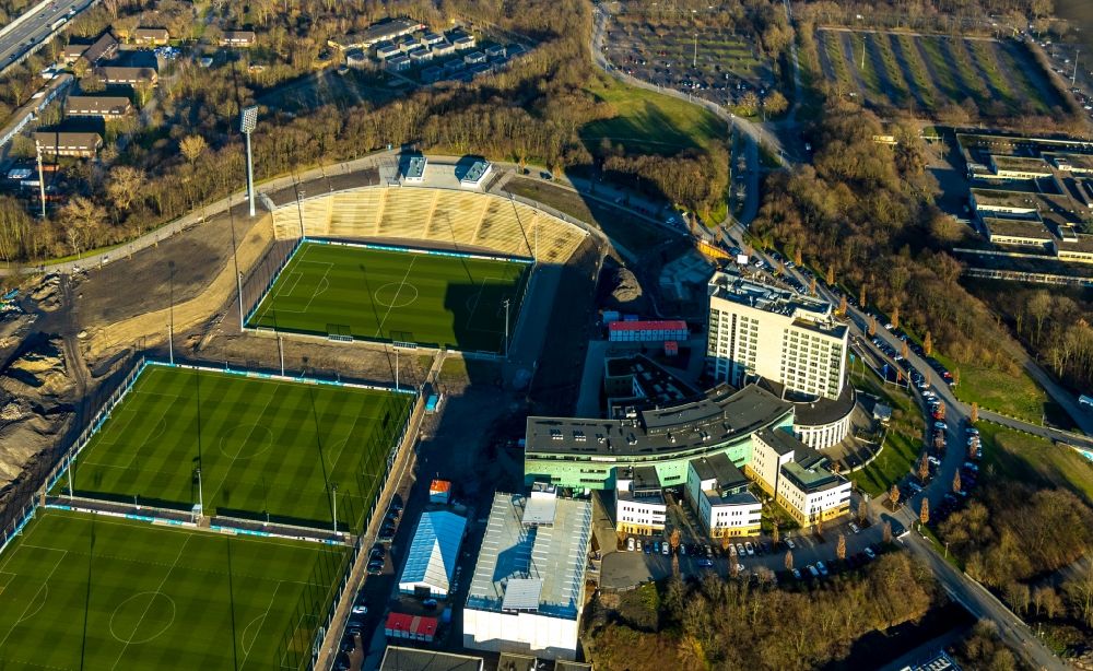 Aerial photograph Gelsenkirchen - Ensemble of sports grounds of FC Gelsenkirchen-Schalke 04 e.V. between the Ernst-Kuzorra-Weg and of the Parkallee in the district Gelsenkirchen-Ost in Gelsenkirchen in the state North Rhine-Westphalia, Germany