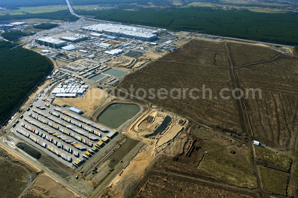 Aerial photograph Grünheide (Mark) - Construction site for the new building of Tesla Gigafactory 4 on Schlehenweg - Eichenstrasse in the district Freienbrink in Gruenheide (Mark) in the state Brandenburg, Germany