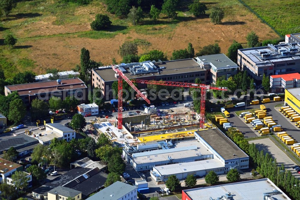 Berlin from the bird's eye view: New construction of the company administration building of Berliner Glas KGaA Herbert Kubatz GmbH & Co. on Waldkraiburger Strasse in the district Britz in Berlin, Germany