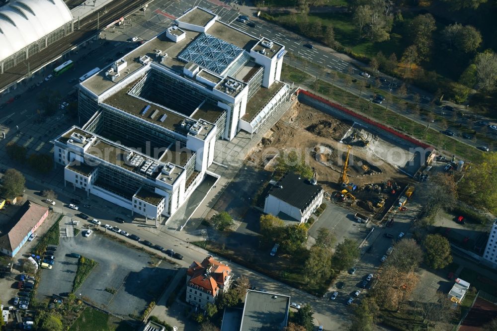 Dresden from the bird's eye view: New construction of the company administration building next to the City Center Dresden Lindenaustrasse - Winckelmannstrasse - Bayrische Strasse in the district Suedvorstadt in Dresden in the state Saxony, Germany