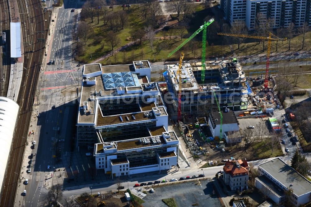 Dresden from the bird's eye view: New construction of the company administration building next to the City Center Dresden Lindenaustrasse - Winckelmannstrasse - Bayrische Strasse in the district Suedvorstadt in Dresden in the state Saxony, Germany