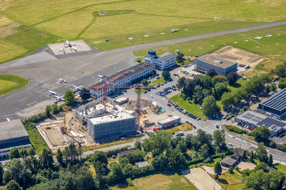 Aerial photograph Mülheim an der Ruhr - New construction of the company administration building pitstop.de GmbH on street Zeppelinstrasse in the district Flughafensiedlung in Muelheim on the Ruhr at Ruhrgebiet in the state North Rhine-Westphalia, Germany